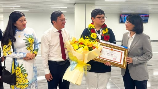 TP.HCM thưởng nóng 50 triệu cho học sinh giành Huy chương Bạc Olympic Toán quốc tế 2025