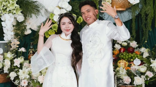 Võ Hoàng Minh Khoa đính hôn với 'cô chủ tiệm vàng'