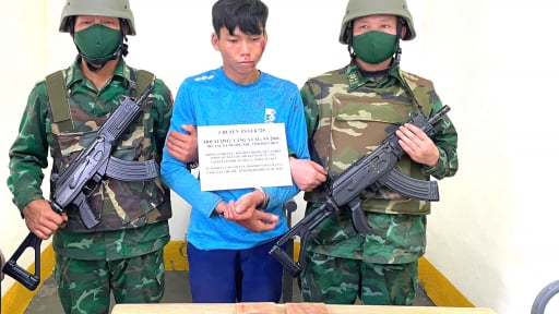 Lai Châu: Bắt quả tang thanh niên người Mông vận chuyển trái phép 2 bánh heroin