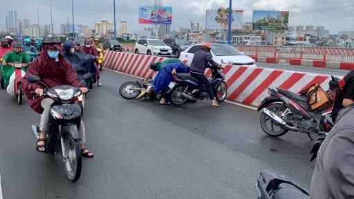 Nhiều người đi xe máy té ngã nhào ở cầu Sài Gòn