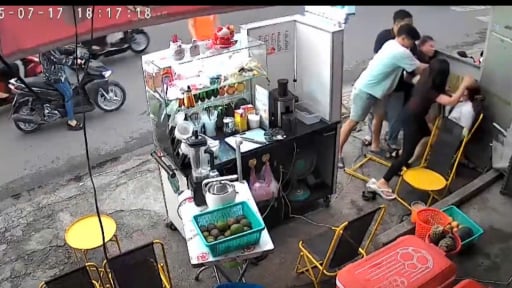 Một phụ nữ tố bị đánh hội đồng sau khi phản ánh quán ăn lấn chiếm vỉa hè