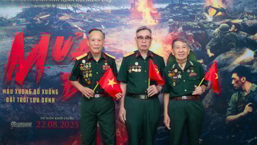 3 cựu chiến binh thành cổ Quảng Trị khóc nghẹn khi thấy bóng dáng của mình và đồng đội trong phim “Mưa đỏ”