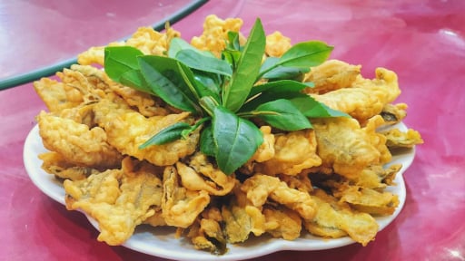 Vặt búp trà xanh trên đỉnh núi này ở Cao Bằng đem tẩm bột chiên giòn, ăn ngon hay sao mà lắm người gật gù?