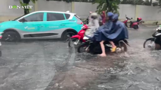 Hà Nội: Mưa như trút nước, đường phố ngập sâu tới nửa mét, ô tô chết máy