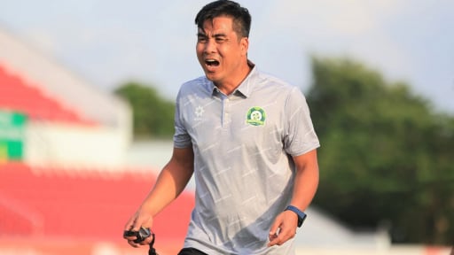 Trường Tươi Bình Phước “tặng quà” HLV Nguyễn Việt Thắng bằng 2 cựu tuyển thủ U23 Việt Nam