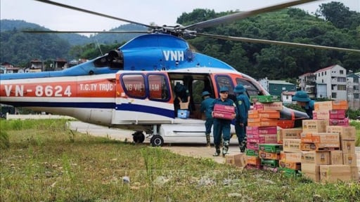 Bộ Quốc phòng điều động trực thăng cứu trợ người dân bị cô lập vì lũ lịch sử tại Nghệ An