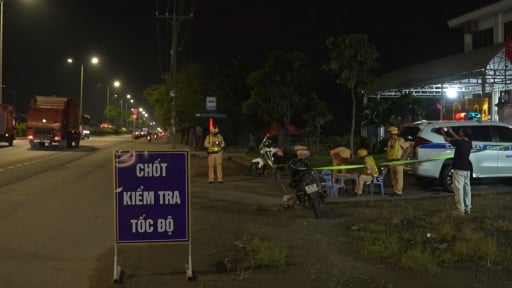 CSGT TP.HCM nửa đêm bắn tốc độ, dẹp loạn 'quái xế' 