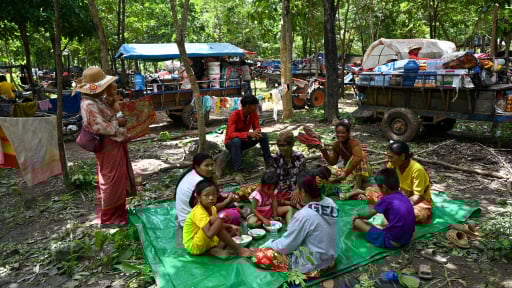 Xung đột Thái Lan-Campuchia: Hàng nghìn người cuống cuồng chạy trốn pháo kích dữ dội, lo sợ về tương lai bất định 