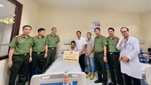 Vụ lật tàu ở Vịnh Hạ Long: Công an Quảng Ninh nhận đỡ đầu bé trai 10 tuổi may mắn sống sót