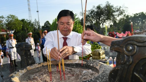 Bí thư Tỉnh ủy An Giang viếng nghĩa trang liệt sĩ nhân kỷ niệm 78 năm ngày Thương binh - Liệt sĩ