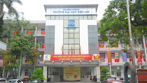 Trường Đại học Điện lực tăng học phí 20% với khóa học cũ, 40% khóa học mới: Sinh viên 'sốc'!