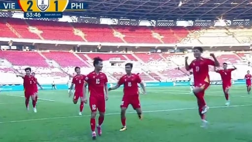 Clip: Xuân Bắc lập siêu phẩm, nâng tỷ số lên 2-1 cho U23 Việt Nam
