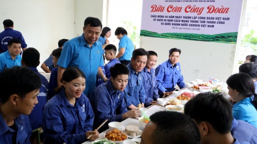 Ấm áp “Bữa cơm Công đoàn” ở Công ty cổ phần Đầu tư và phát triển chè Tam Đường