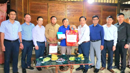 Phó Chủ nhiệm UBKT Trung ương thăm, tặng quà gia đình liệt sĩ ở Lai Châu