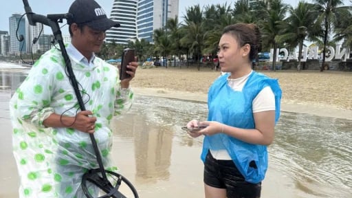 Lan tỏa hình ảnh đẹp về Đà Nẵng: Cán bộ bãi biển tìm lại tài sản bị thất lạc giúp du khách 