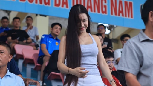 Đặng Văn Lâm và vợ con bị fan “vây' khi đi ăn ở Quảng Nam