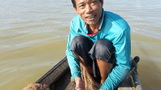 'Vào vai Hà bá' lặn sâu xuống đáy sông Mekong ở An Giang, mò trúng tôm càng xanh bự bán ra tiền triệu