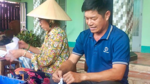 Một nơi ở Tây Ninh, dân nuôi con đặc sản ham lặn ngụp, bắt lên 'bỏ rọ', cứ bán là hết cả đàn