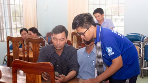 25 ngày vận hành chính quyền 2 cấp, một xã ở tỉnh Đắk Lắk tập huấn chuyển đổi số kiểu 'cầm tay chỉ việc'