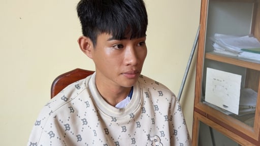 Nam thanh niên vào tiệm vàng giả vờ mua rồi cướp vàng bỏ chạy