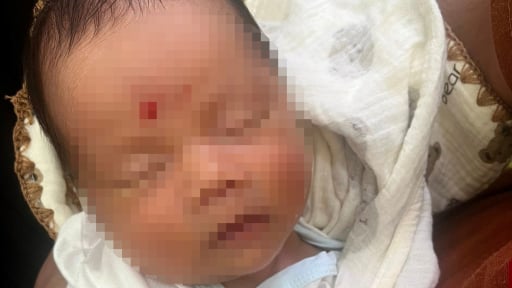 Phát hiện trẻ sơ sinh nằm khóc trên đê biển lúc 4 giờ sáng