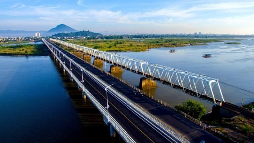 Dòng sông nào dài nhất miền Trung Việt Nam, chảy qua một đồng bằng phì nhiêu Tuy Hòa, gạo ngon nổi tiếng?