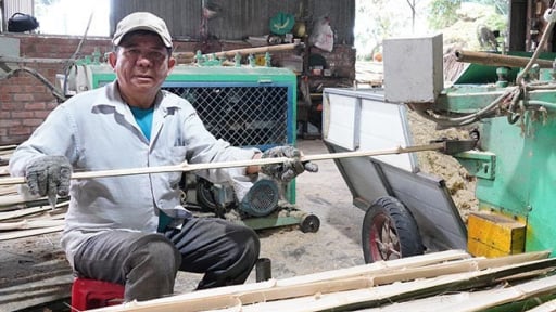 Nông dân sáng chế máy chẻ cọc tre, cả làng ở Bình Định phục sát đất