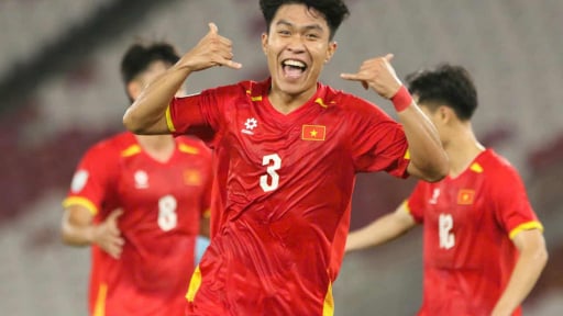 Trung vệ Phạm Lý Đức 1m82: 'CĐV Indonesia càng đông chúng tôi càng cảm thấy hưng phấn'