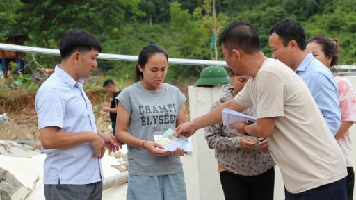 Hình ảnh xúc động tại chương trình tiếp sức người dân vùng lũ Nghệ An