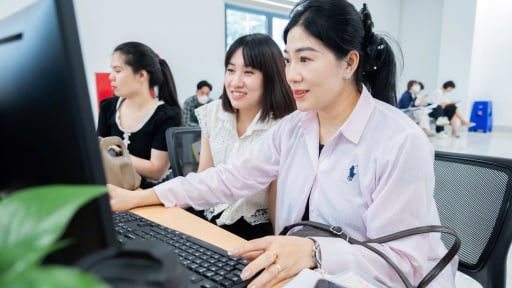 Hà Nội: Đi làm thủ tục hành chính, người dân bất ngờ được mời nước, ăn bánh
