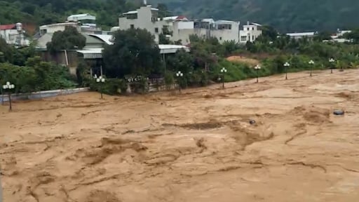 Lũ sông Mã lên cao, thuỷ điện xả nước, nhiều bản ngập và cô lập