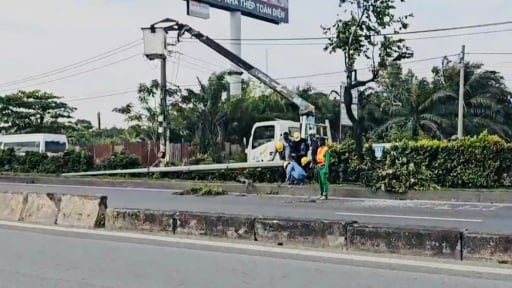 Ô tô tông gãy trụ đèn chiếu sáng, giao thông cửa ngõ Tây Bắc TP.HCM ùn ứ kéo dài