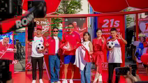  Huyền thoại Gilberto Silva gây náo loạn ở phố đi bộ Nguyễn Huệ, tâng bóng cùng Tiến Linh