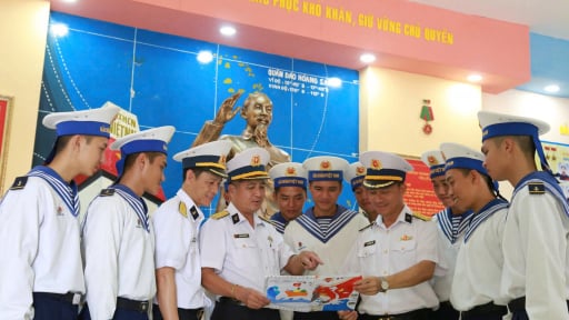 Xúc động hàng trăm lá thư học sinh viết gửi tới cán bộ, chiến sĩ và nhân dân Đặc khu Trường Sa