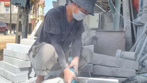 Nắng như 'đổ lửa', thợ làng nghề đá nổi tiếng Ninh Bình vẫn cặm cụi 'thổi hồn' vào đá