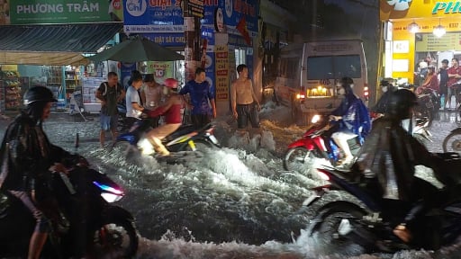 Nước tràn vào nhà ngập ngang đầu gối sau mưa lớn ở TP.HCM