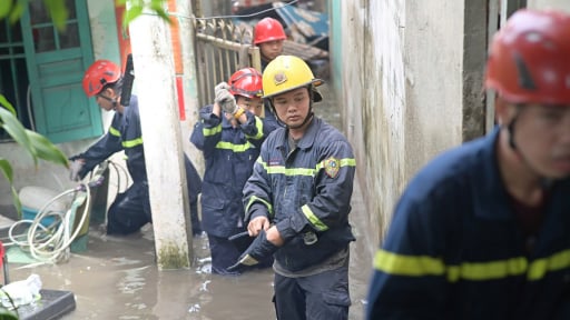 
TP.HCM sau cơn mưa: Lực lượng chức năng 'lội nước' giúp dân, cam kết hỗ trợ lâu dài