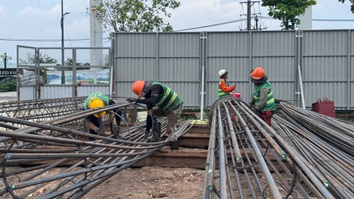 Cầu đi bộ bắc qua sông Sài Gòn mới đạt 20%, có khả năng chậm tiến độ