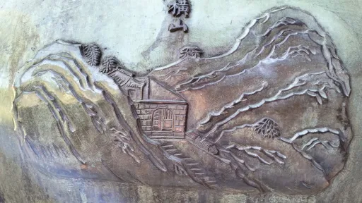 Ở đỉnh đèo Ngang, có một dãy núi đâm ngang ra tận biển, trên núi có một di tích đặc biệt về hệ thống phòng thủ quốc gia 