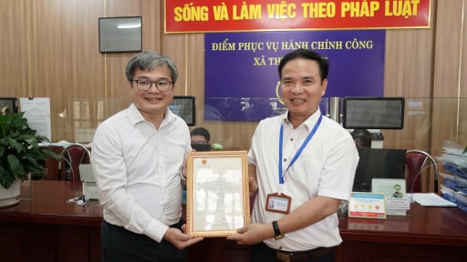 Phó Chủ tịch Hà Nội Trương Việt Dũng trao Thư cảm ơn Điểm Phục vụ hành chính công xã Thường Tín