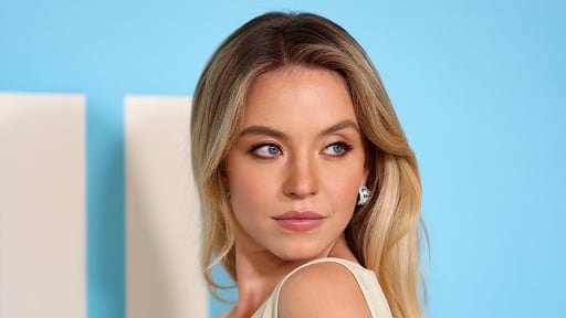 Sydney Sweeney xuất hiện tại trường quay “Yêu nữ thích hàng hiệu 2”