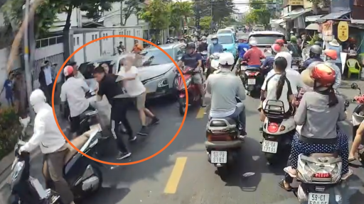 TP.HCM: 3 người đàn ông và 1 phụ nữ ẩu đả, gây náo loạn trên đường 