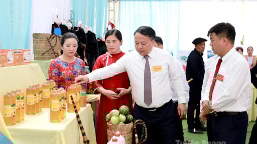 Dự Đại hội xã Khâu Vai, Chủ tịch UBND tỉnh Tuyên Quang Phan Huy Ngọc: Đưa ngành du lịch thành ngành kinh tế mũi nhọn