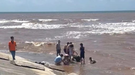 Phút sinh tử ở khu vực bãi biển nhà thờ đổ Hải Lý: 5 du khách bị sóng cuốn và cuộc giải cứu ngoạn mục
