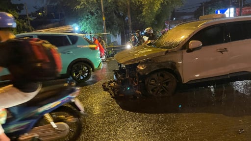 Xe ô tô đang chạy trong cơn mưa lớn ở TP.HCM, bất ngờ bốc cháy
