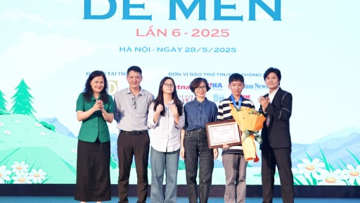 Họa sĩ nhí 13 tuổi vừa nhận giải thưởng Khát vọng Dế Mèn 2025 đã mang tranh vào TP.HCM triển lãm
