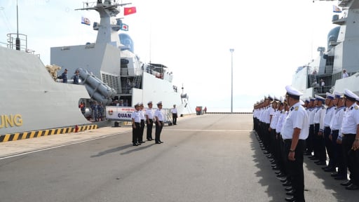 Tàu hộ vệ tên lửa của Hải quân Việt Nam lên đường tham gia diễn tập đa phương Hải quân các nước ASEAN