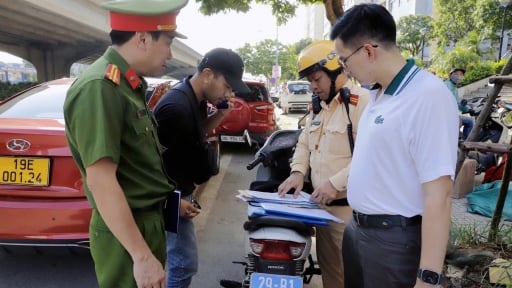 Công an phường Định Công mời PV Dân Việt chứng kiến xử lý đỗ xe sai quy định: Tài xế 'tâm phục khẩu phục' ký biên bản