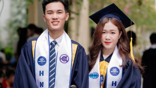 Hiếm có: Chị em song sinh nhận bằng tốt nghiệp xuất sắc trở về làm giáo viên ngôi trường cấp 3 từng học