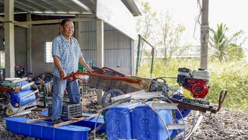 Một ông nông dân sáng chế 'máy cày bơi như cá' ở Cà Mau, nay có thêm cải tiến, cả làng càng phục lăn